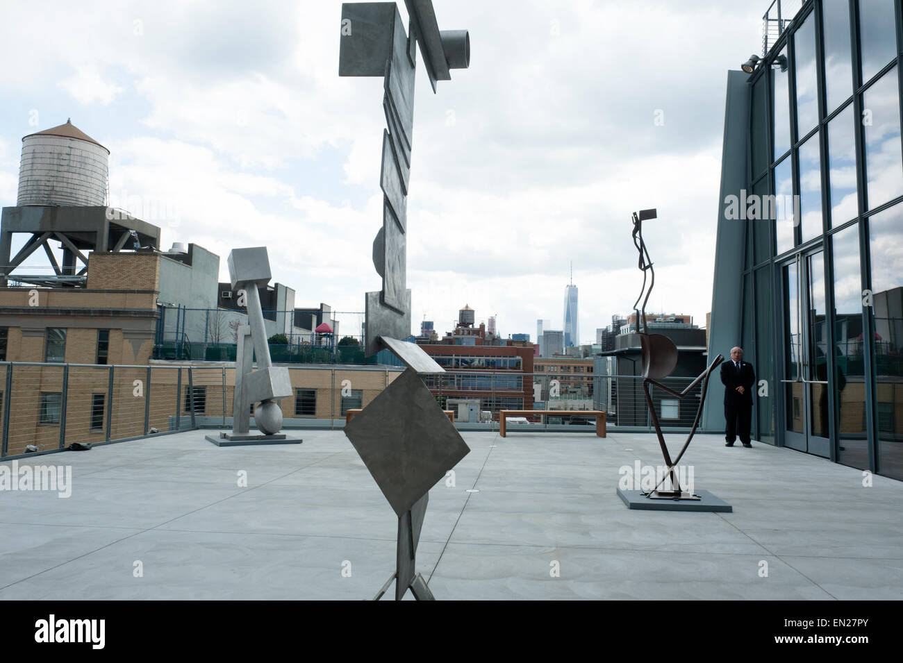 La scultura all ottavo piano con terrazza del Whitney Museum of American Art è fiancheggiata dalle forme scultoree di torri d'acqua Foto Stock
