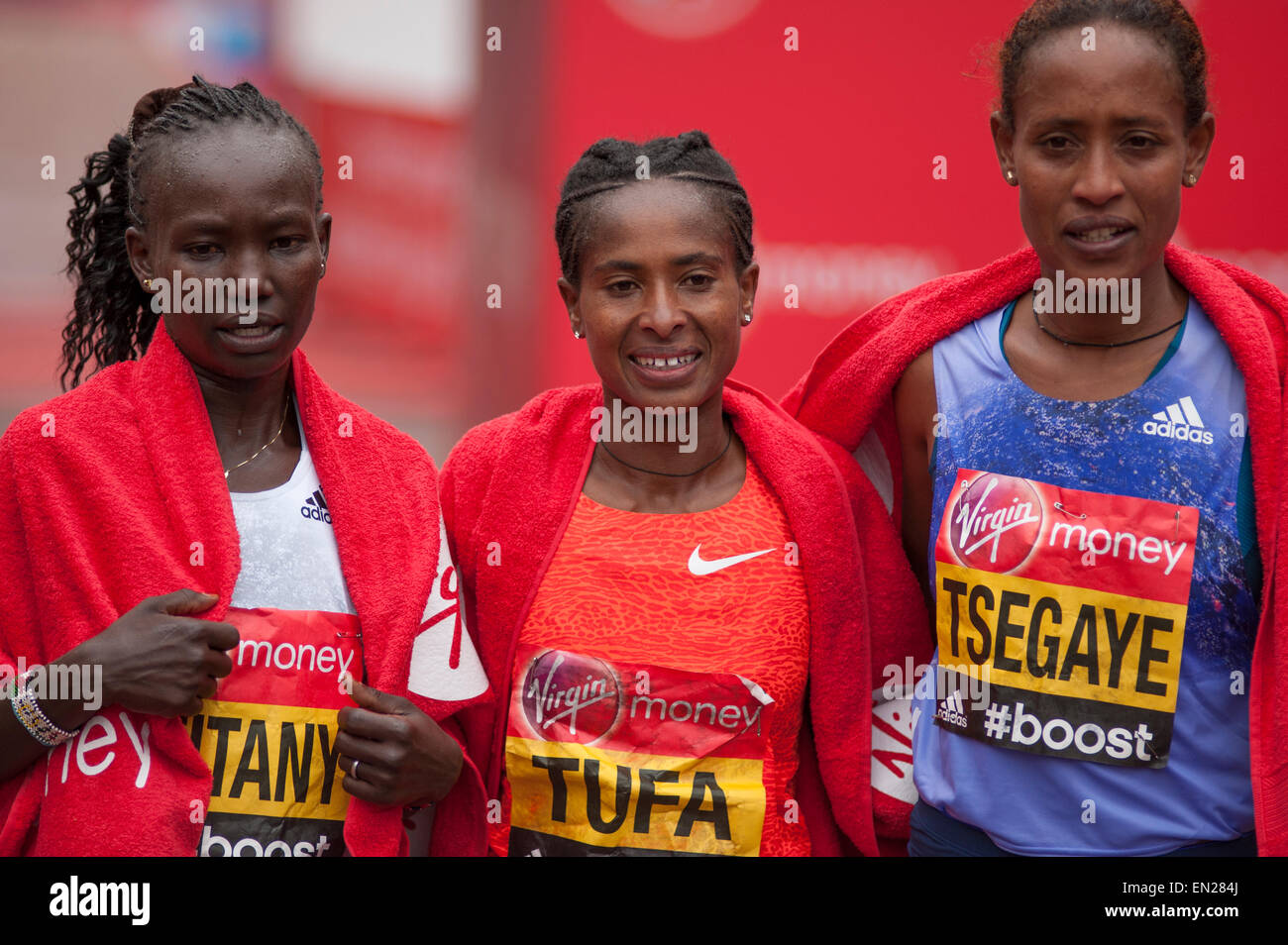 Il centro commerciale di Londra, Regno Unito. Il 26 aprile, 2015. Fine della Vergine denaro 2015 London Marathon Elite donne di gara, vincitore Tigist tufo (KEN) con il secondo posto di Maria (Keitany KEN) e terzo, Tirfi Tsegaye (ETH). Credito: Malcolm Park editoriale/Alamy Live News Foto Stock