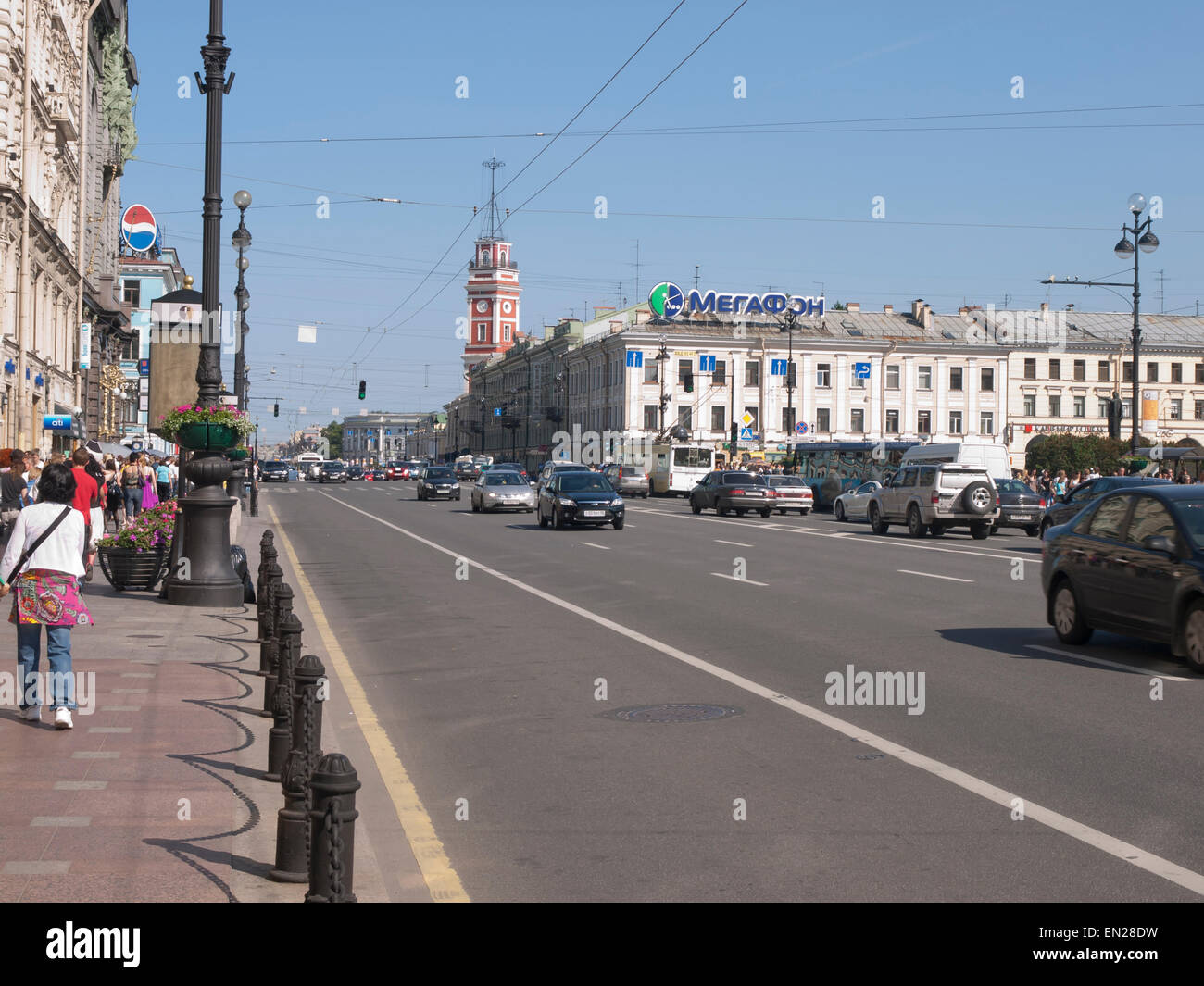 Nevsky Prospect una famosa avenue a San Pietroburgo Russia, un must per il turista e occupato con il traffico Foto Stock