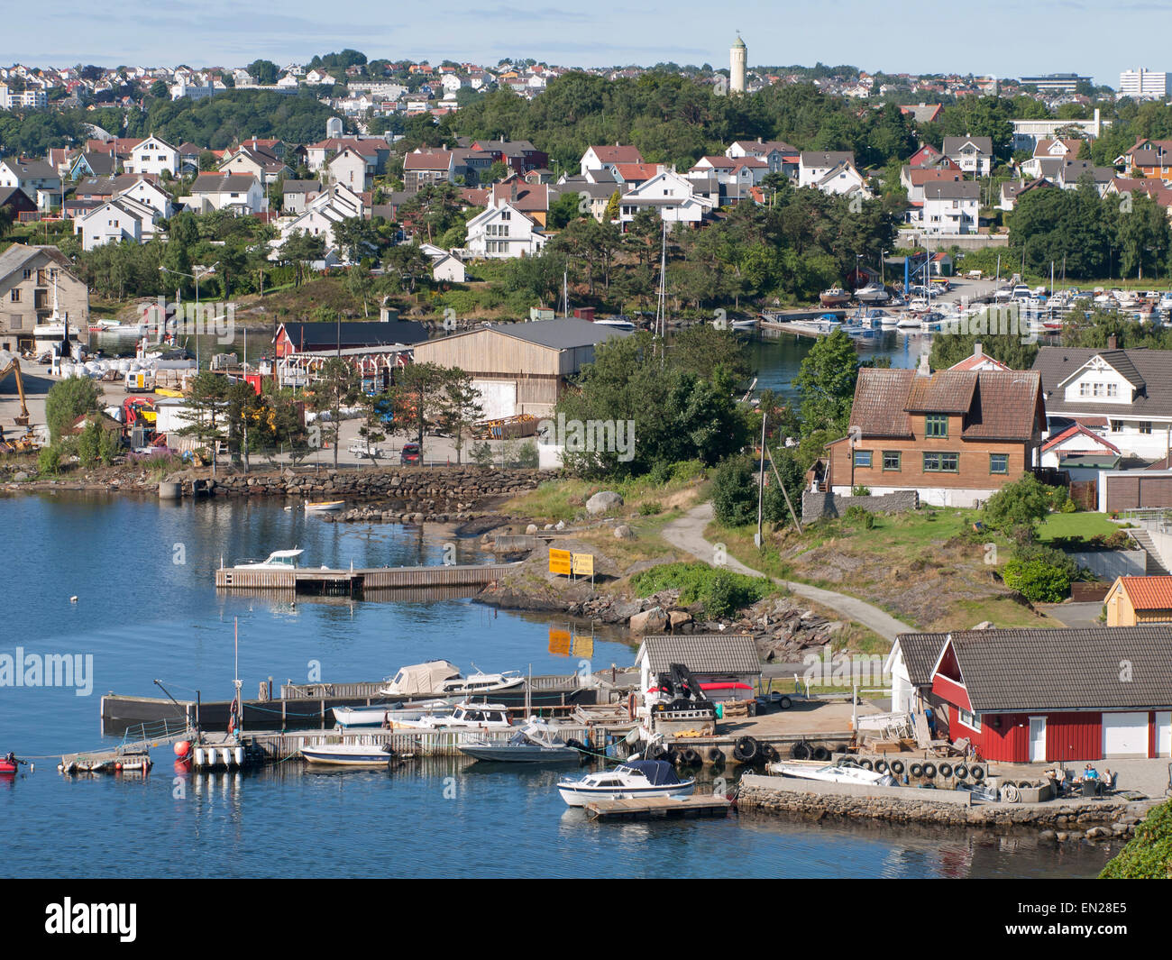 Vivere comodamente su una delle isole in Stavanger Norvegia, staccate le case famiglia domina con ormeggio per la barca nelle vicinanze Foto Stock