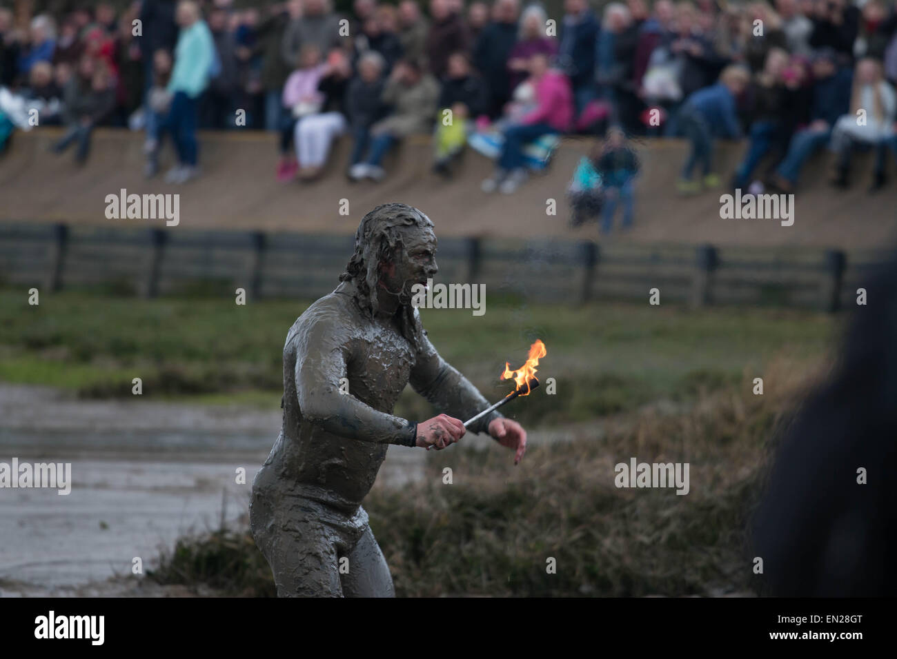 Maldon Essex, 26 apr, 2015. Uno dei concorrenti si riscalda le cose fino a Maldon gara di fango. Credito: darren Attersley/Alamy Live News Foto Stock