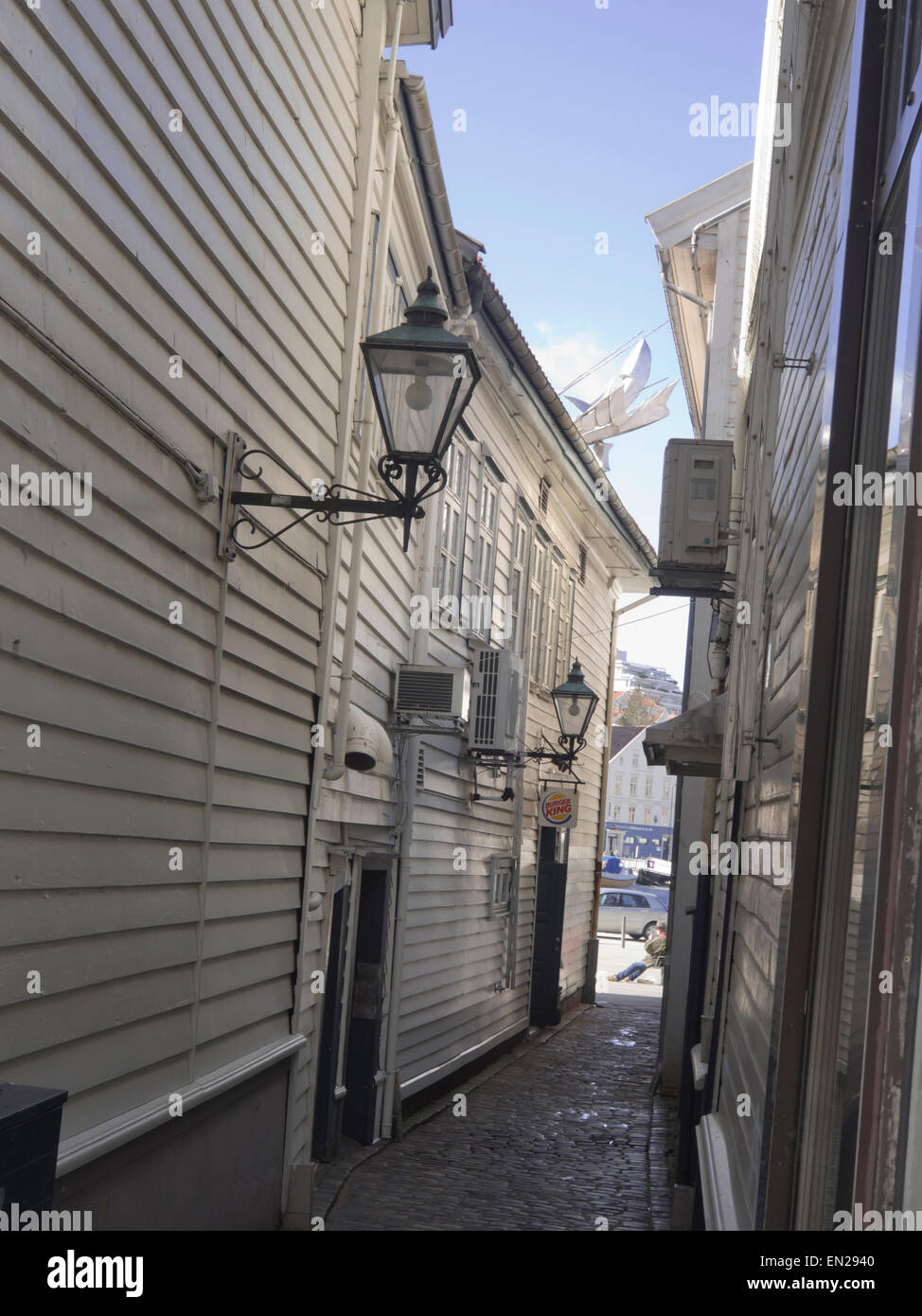 Strada stretta o un vicolo nel centro di Stavanger, Norvegia, vecchio bianco con pannelli in legno case, tipica architettura locale Foto Stock