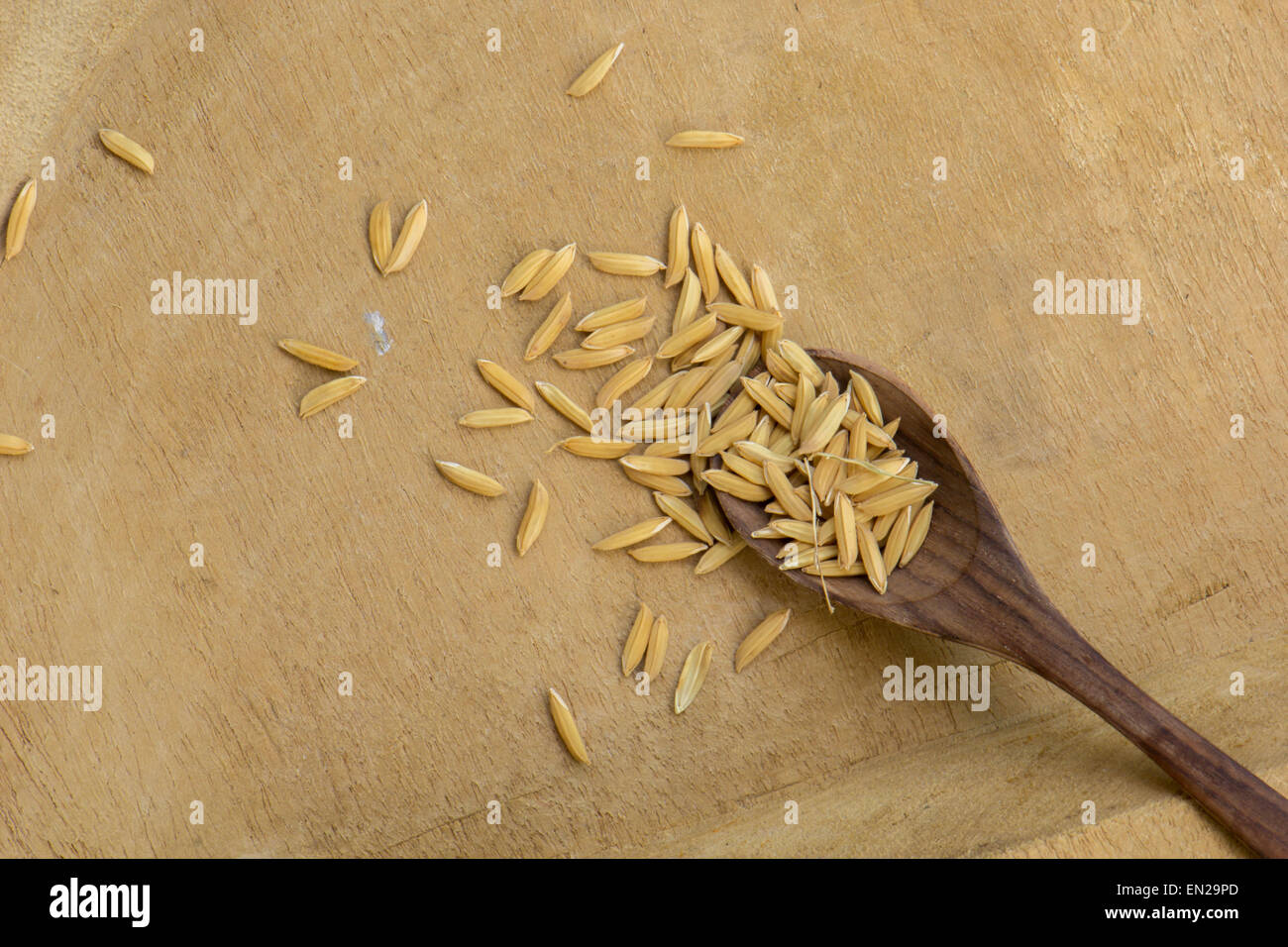 Cucchiaio, riso, cucchiai di legno, pavimenti in legno marrone, texture. Foto Stock