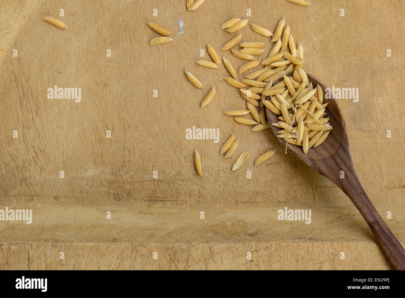Cucchiaio, riso, cucchiai di legno, pavimenti in legno marrone, texture. Foto Stock