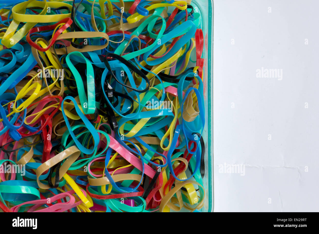 Il materiale plastico, gomma, rosso, nero, blu, bianco. Foto Stock