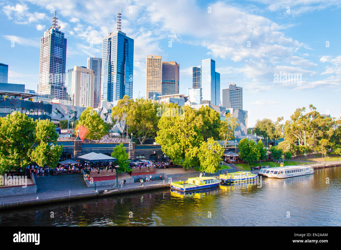 Vista panoramica sul fiume Yarra e grattacieli della città da Princes Bridge. Foto Stock