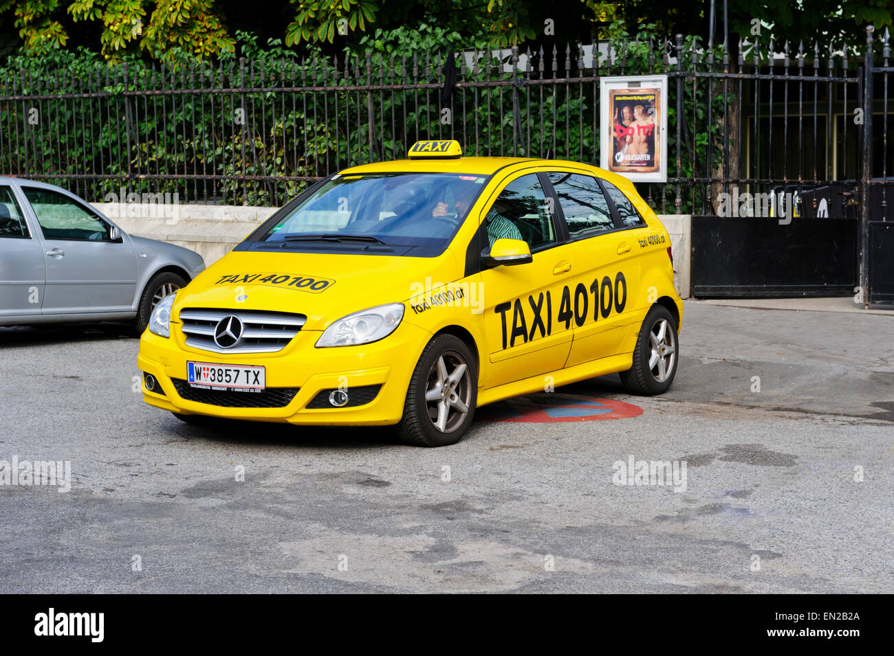 Un luminoso e moderno colorato Taxi Auto a Vienna, Austria. Foto Stock