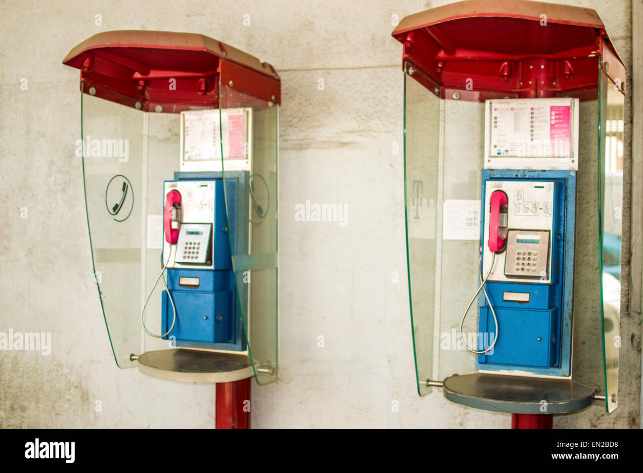 Coppia di telefoni pubblici nella casella Eger Ungheria Foto Stock