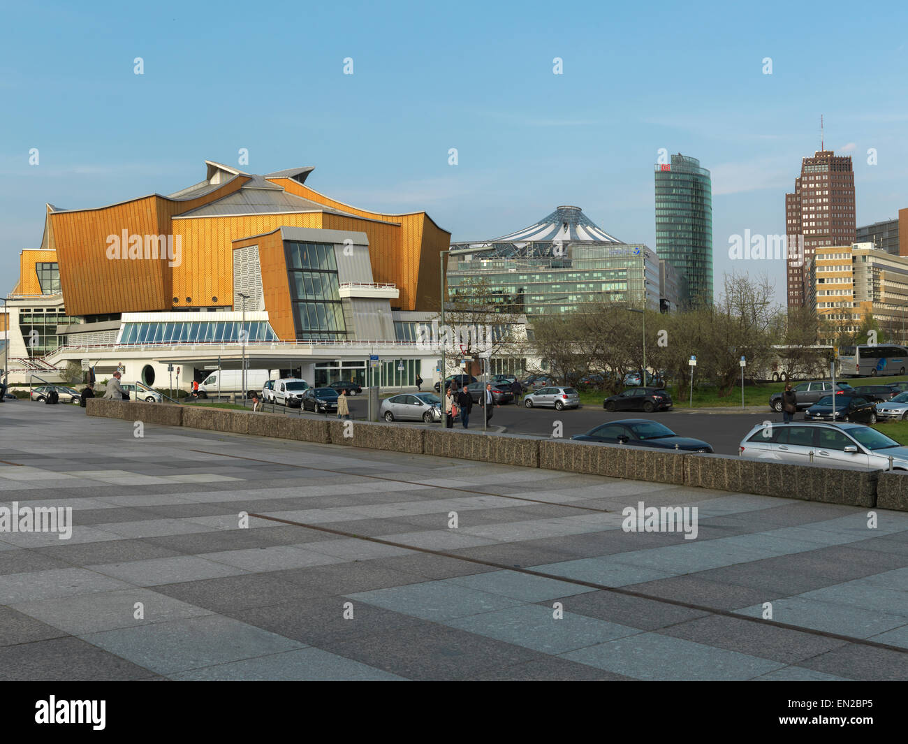 Filarmonica di Berlino (Philharmony), camera Music Hall con Potsdamer Platz in background. Digital shot Hasselblad. Foto Stock