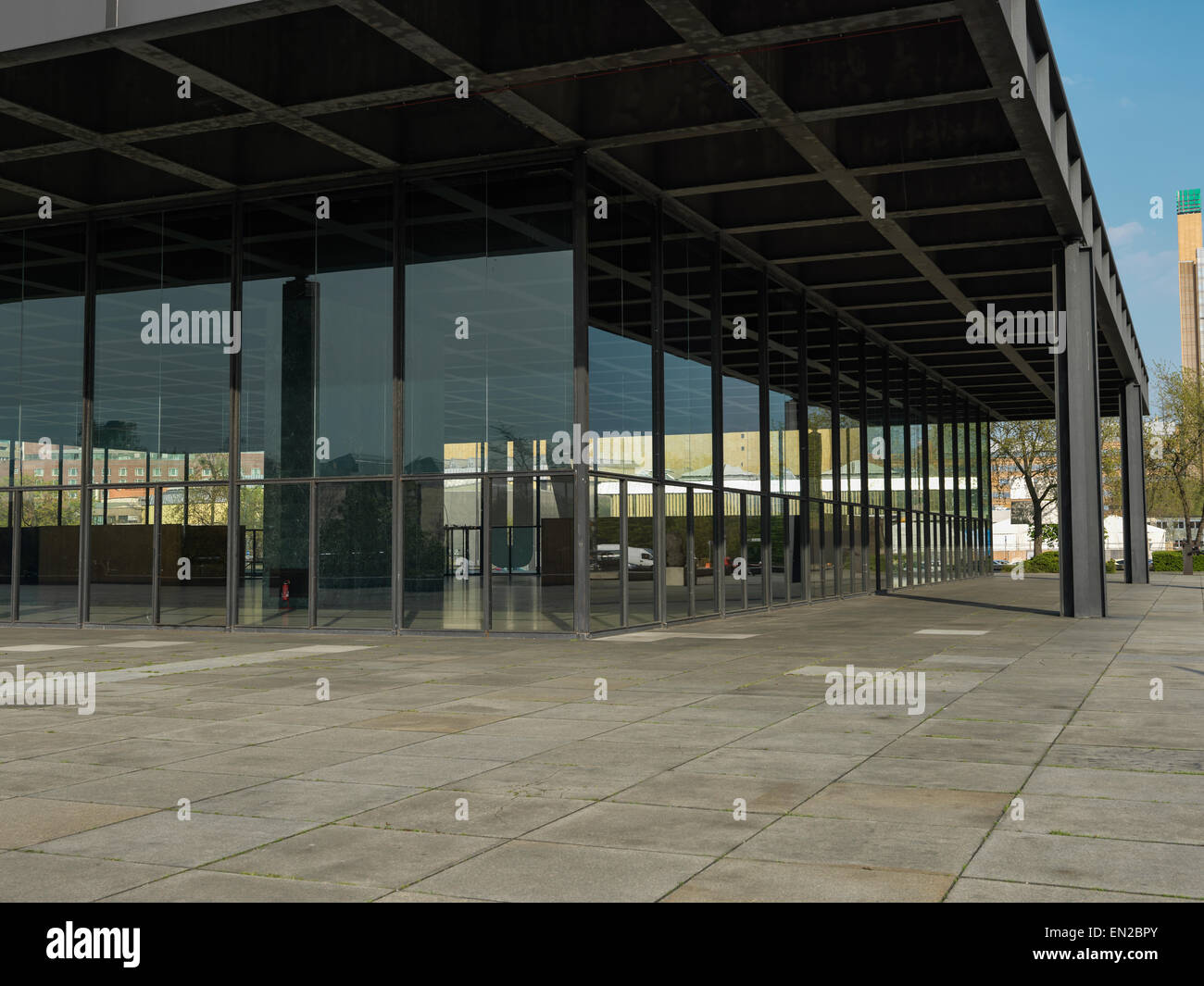 Neue Nationalgalerie di Berlino completamente vuoto e chiuso prima di completare la revisione il 24 aprile 2015. Risoluzione alta. Foto Stock