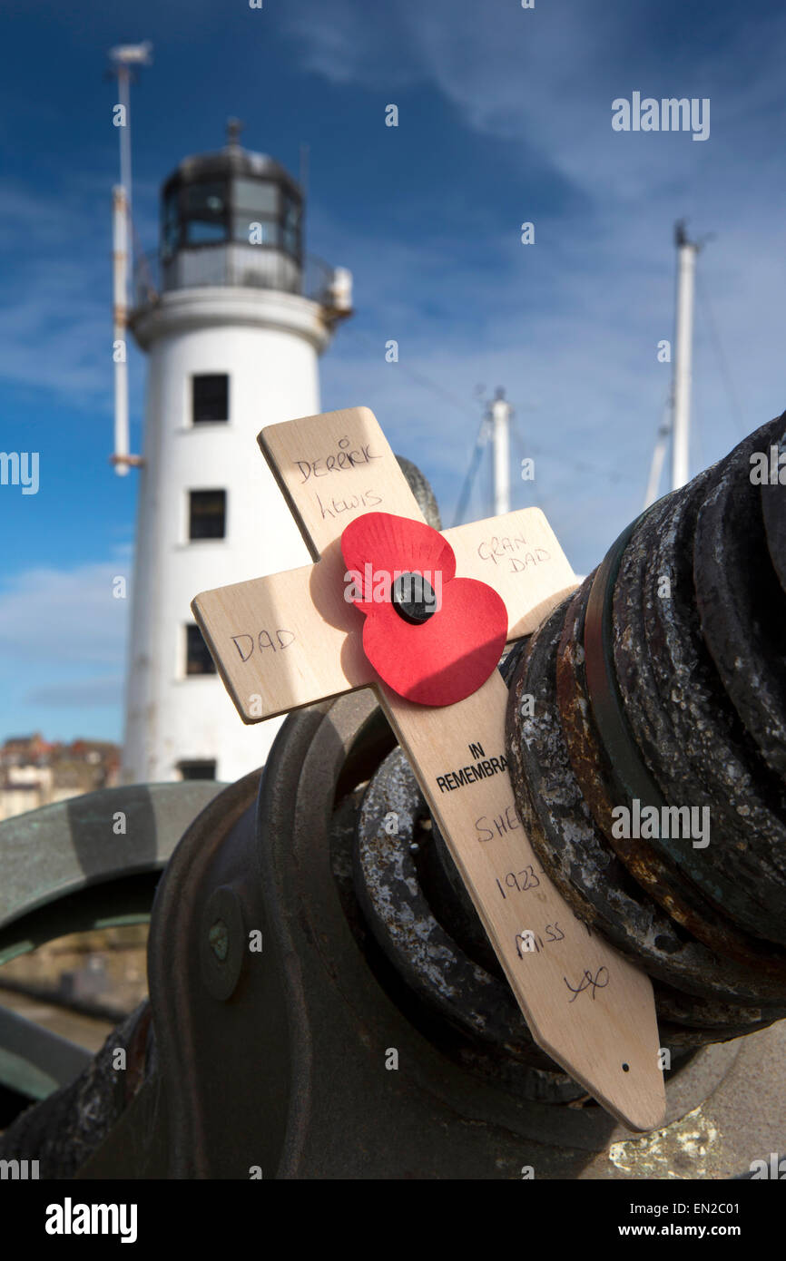Regno Unito, Inghilterra, Yorkshire, Scarborough, Vincent's Pier, ricordo croce e il papavero sulla pistola Vickers ricordando Derrick Lewis Foto Stock Regno Unito, Inghilterra, Yorkshire, Scarborough, Vincent's Pier, ricordo croce e il papavero sulla pistola Vickers ricordando Derrick Lewis Foto Stock
