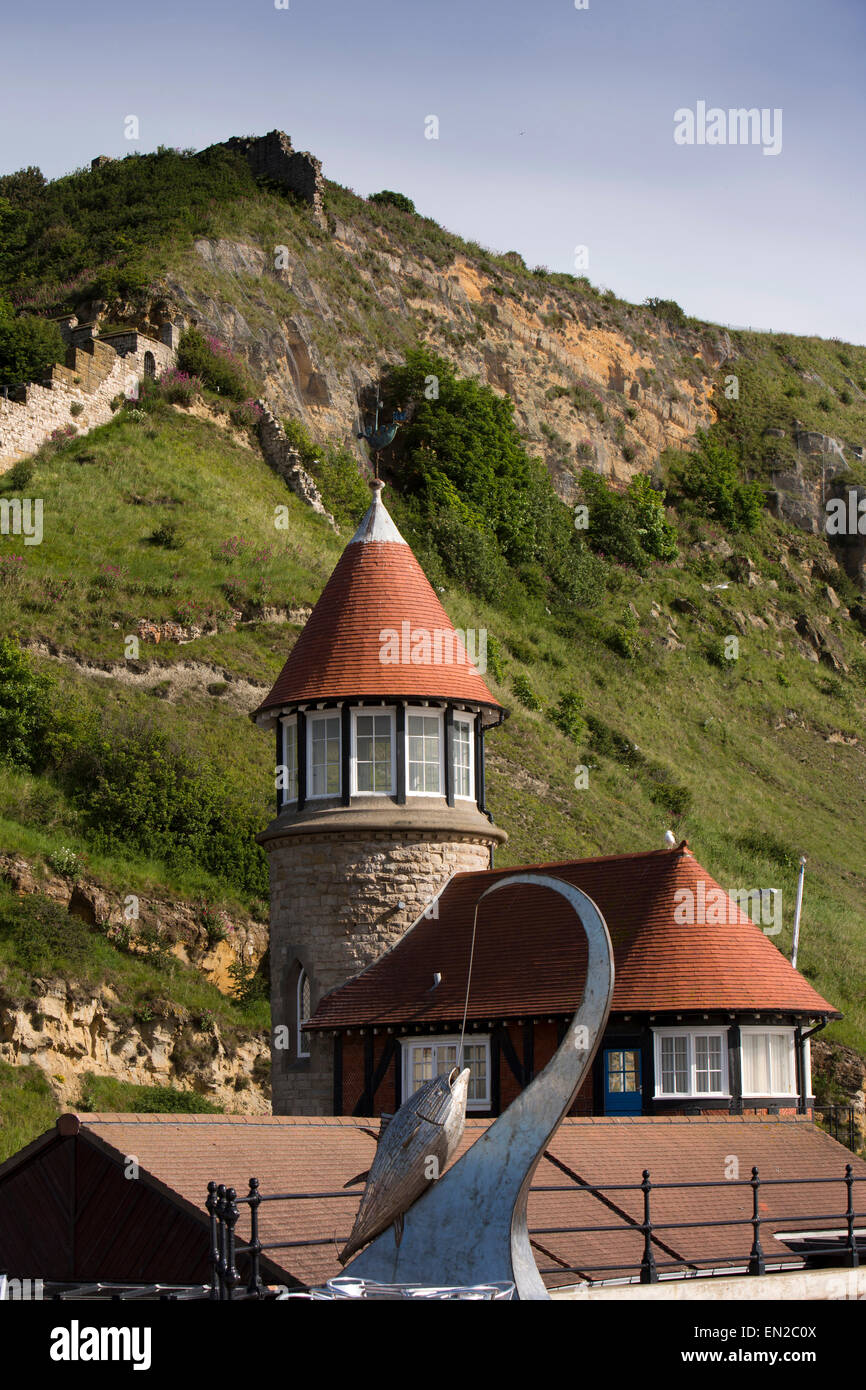 Regno Unito, Inghilterra, Yorkshire, Scarborough, a est del molo, Sud Casello, stazione di guardia costiera e Foto Stock