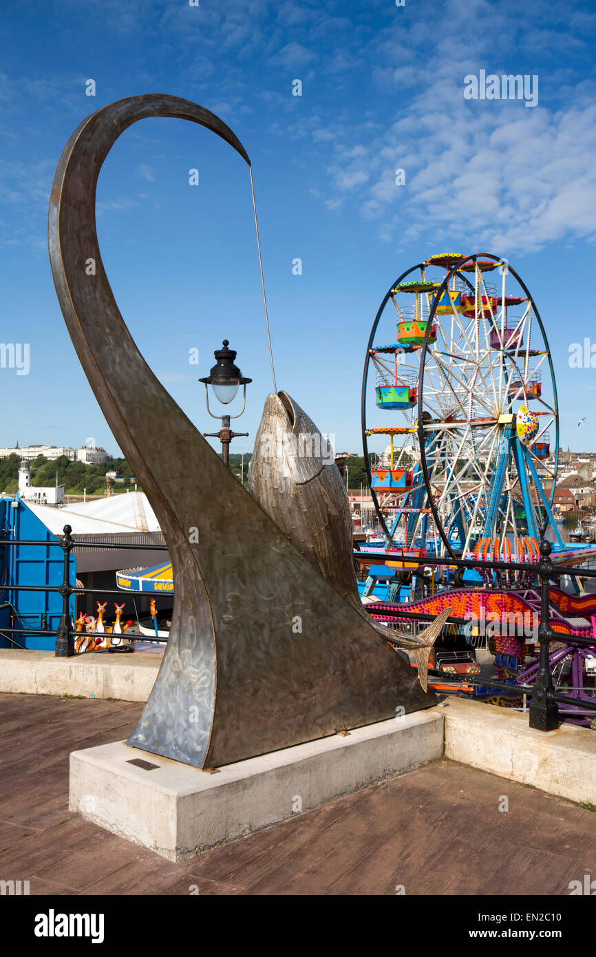 Regno Unito, Inghilterra, Yorkshire, Scarborough, a est del molo, Tonni statua da Ray Lonsdale sopra il Luna Park fair Foto Stock