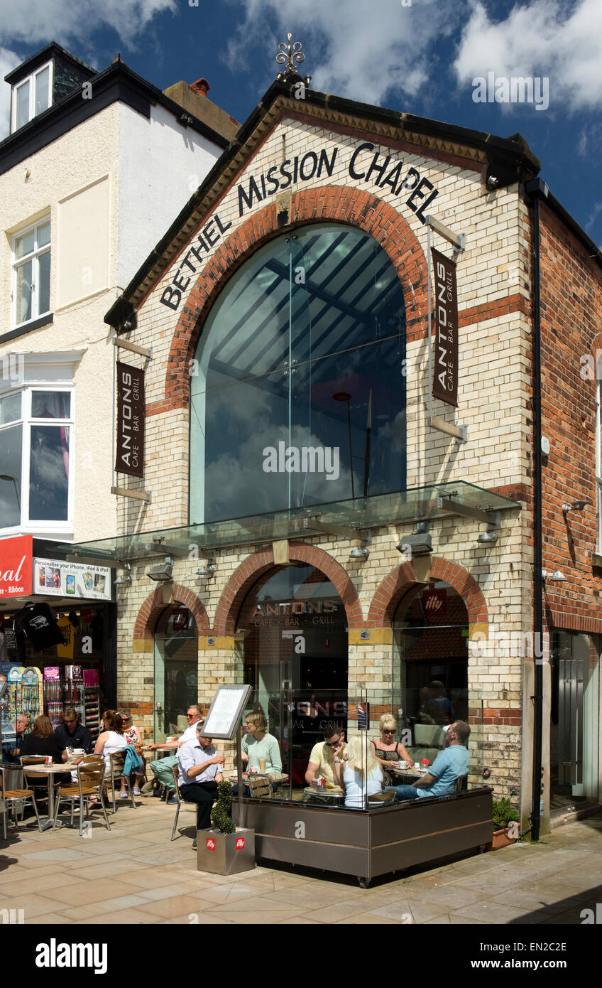 Regno Unito, Inghilterra, Yorkshire, Scarborough, Sandside, ex missione Bethel Chapel, convertito al café bar grill Foto Stock