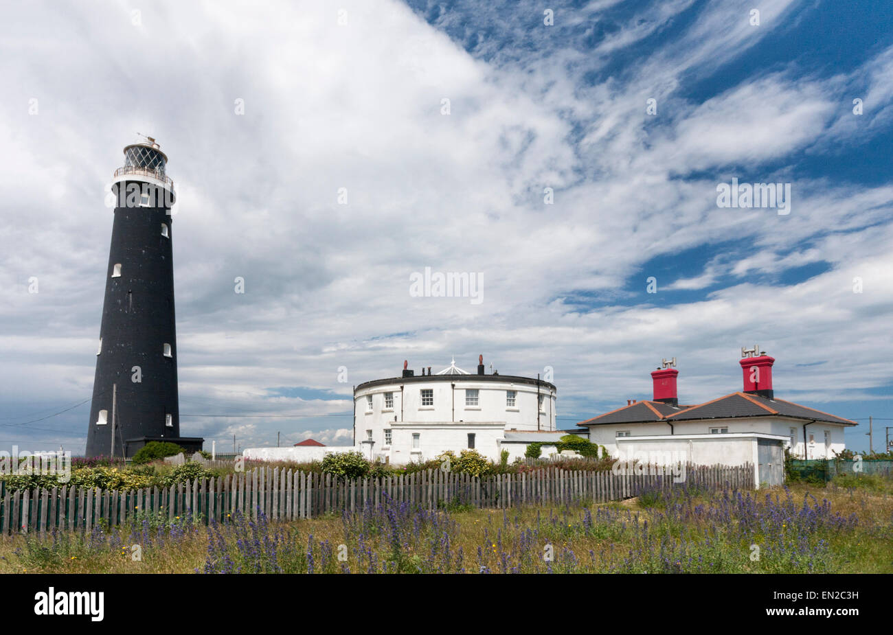 Dungeness Old Lighthouse and cottages, Dungeness, Kent, Inghilterra, Regno Unito Foto Stock