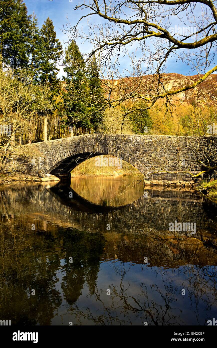 Riflessioni del ponte Penbont nell'Elan fiume nella valle di Elan Galles centrale Foto Stock