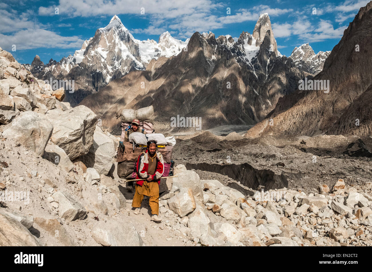 Trekking in Karakorum Montagne persone sulle montagne e sul ghiacciaio del Baltoro Foto Stock