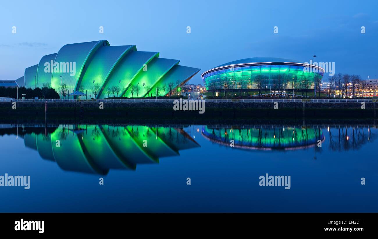 Una immagine a colori delle riflessioni sul fiume Clyde del SSE Idro e SECC a Glasgow Foto Stock