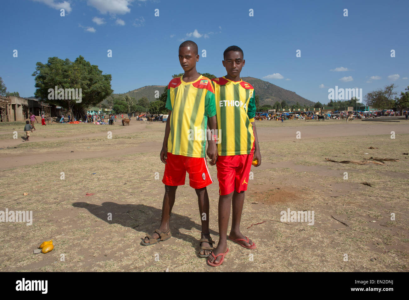 Ragazzi etiope vestito in nazionale magliette da calcio Foto Stock