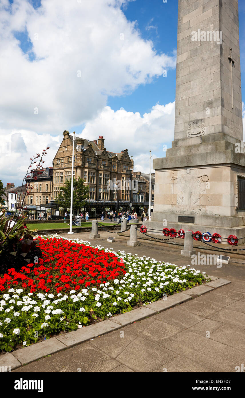 Harrogate, North Yorkshire. Guardando oltre il cenotafio verso Betty's Cafe su Parliament St Foto Stock