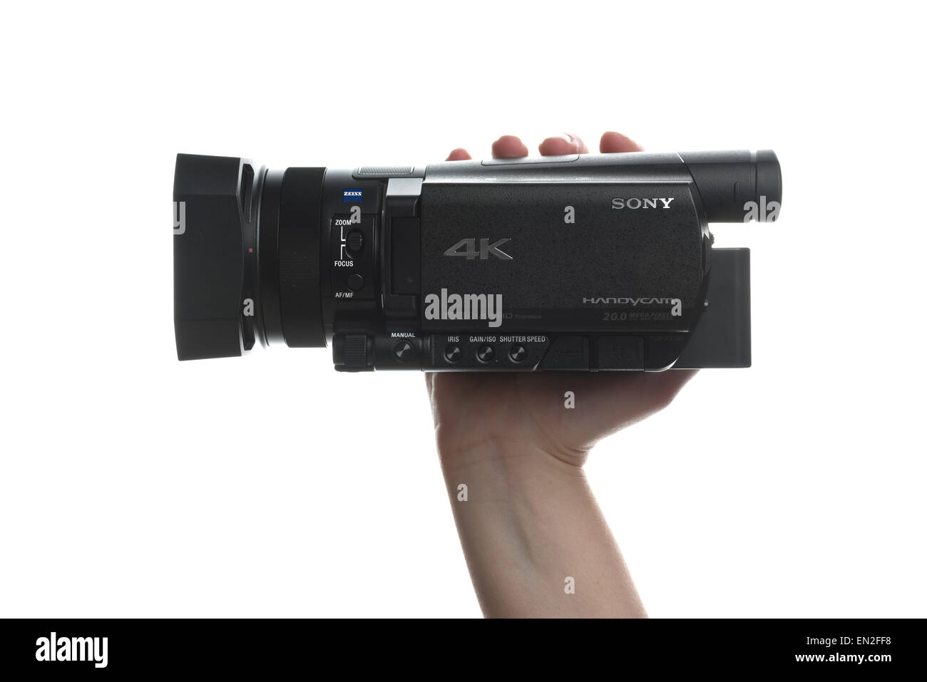 NOVI SAD SERBIA - Aprile 25, 2015: persona in possesso di Sony FDR AX100, 4k UHD videocamera Handycam cattura Ultra High Definition Foota Foto Stock