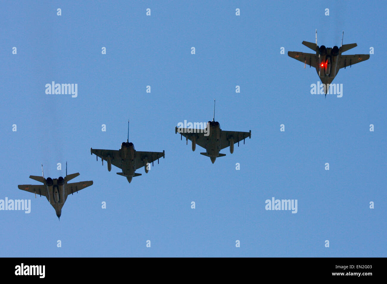 La lotta contro la formazione del MiG-29 e Eurofighter Typhoon Foto Stock
