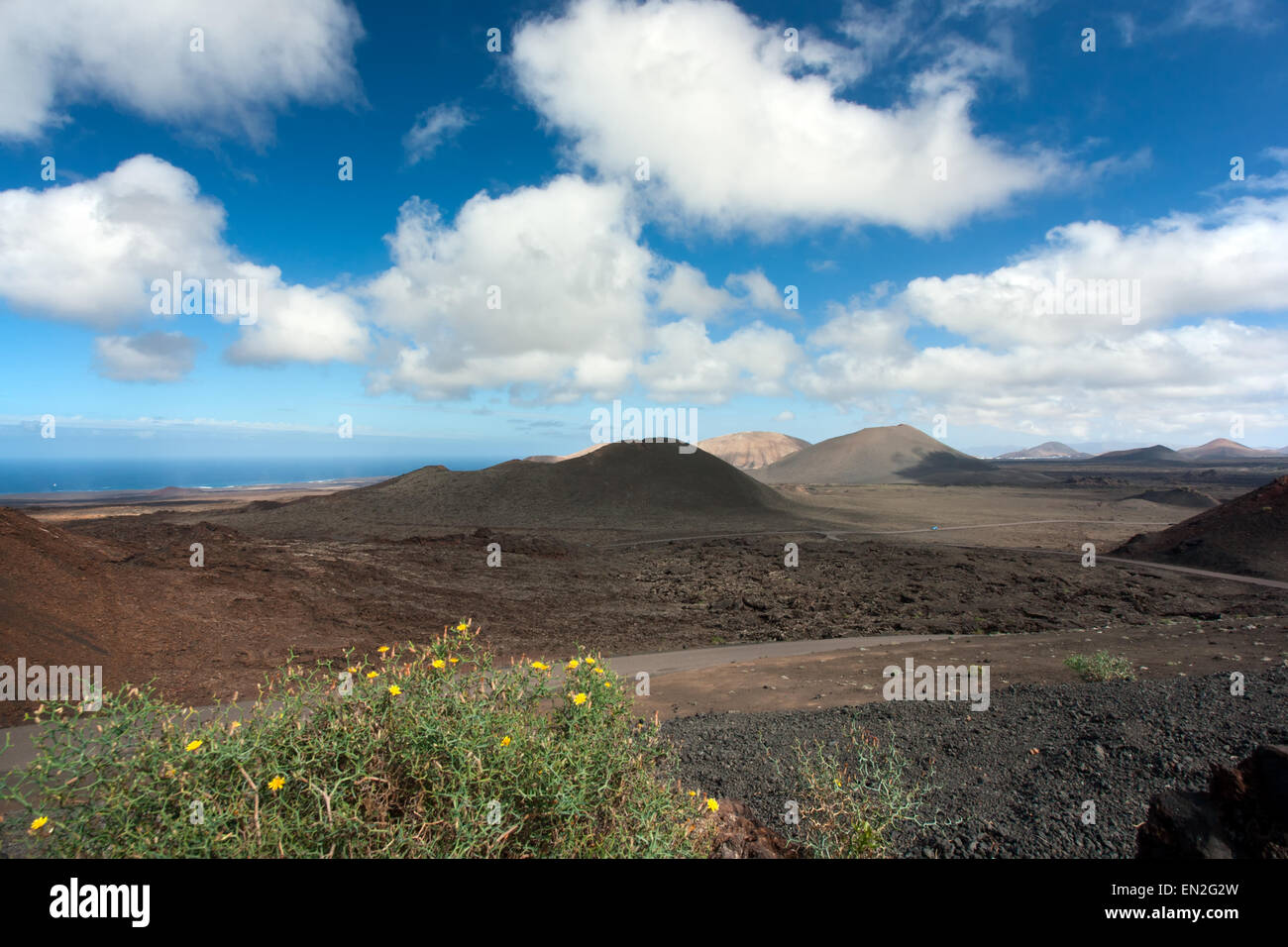 Colline vulcaniche di mare a Lanzarote, Isole Canarie Foto Stock