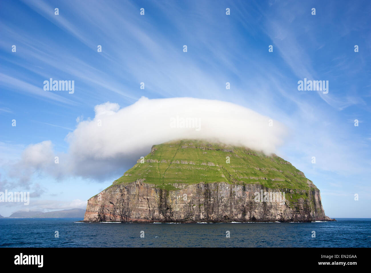 Isole Faerøer, isola remota con un curioso cappello di nuvole Foto Stock