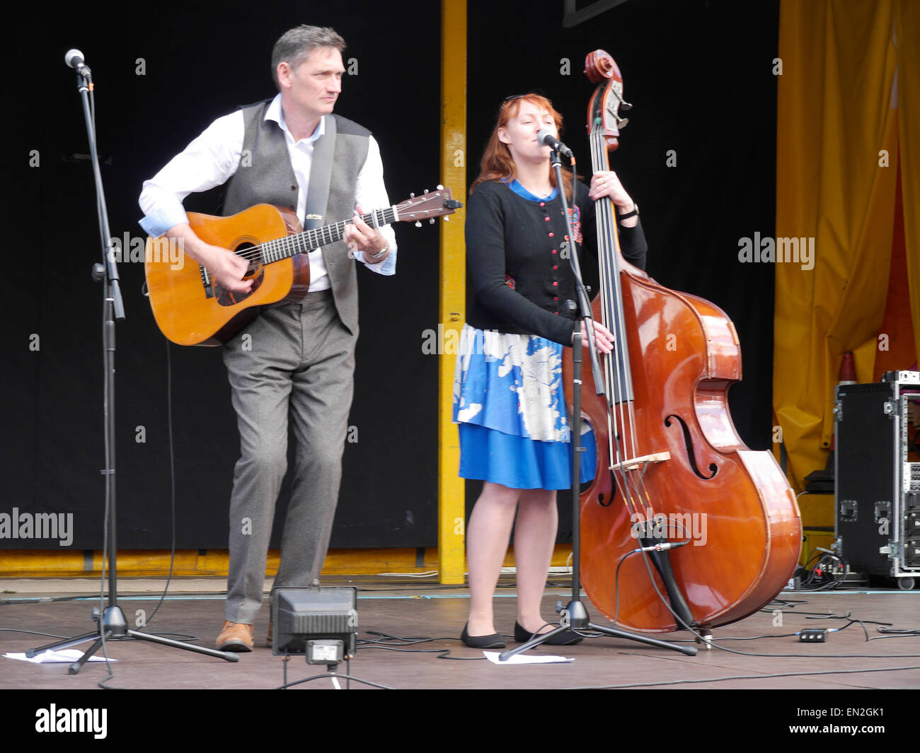 I cantanti di musica country di eseguire su San Giorgio il giorno in Grantham, Lincolnshire, England, Regno Unito Foto Stock
