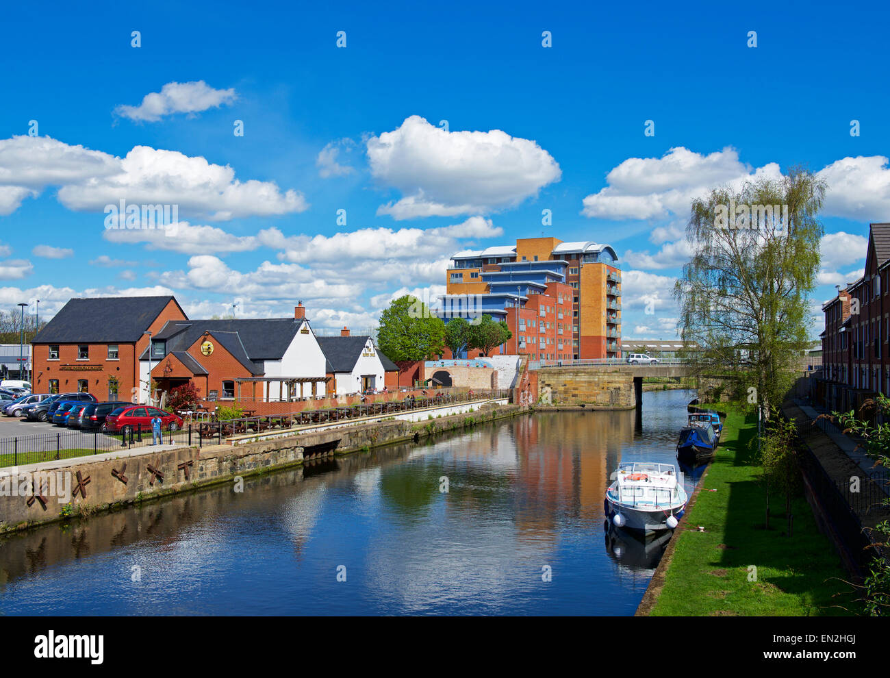 Il rubicondo Duck pub, affacciato sul fiume Calder, Wakefield, West Yorkshire, Inghilterra, Regno Unito Foto Stock