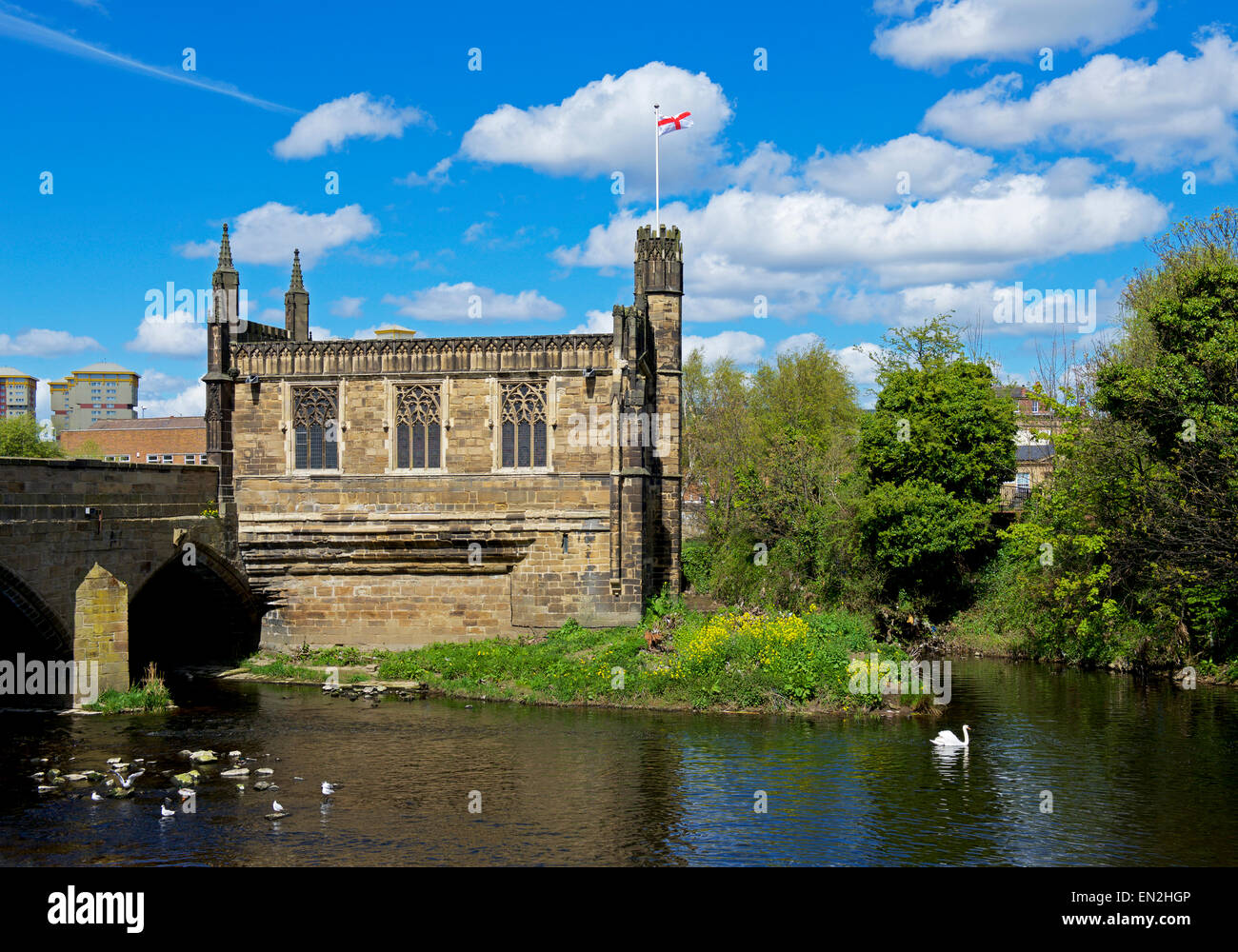 Le Chantry Cappella di Santa Maria Vergine, sul ponte medievale sul fiume Calder, Wakefield, West Yorkshire, Inghilterra, Regno Unito Foto Stock