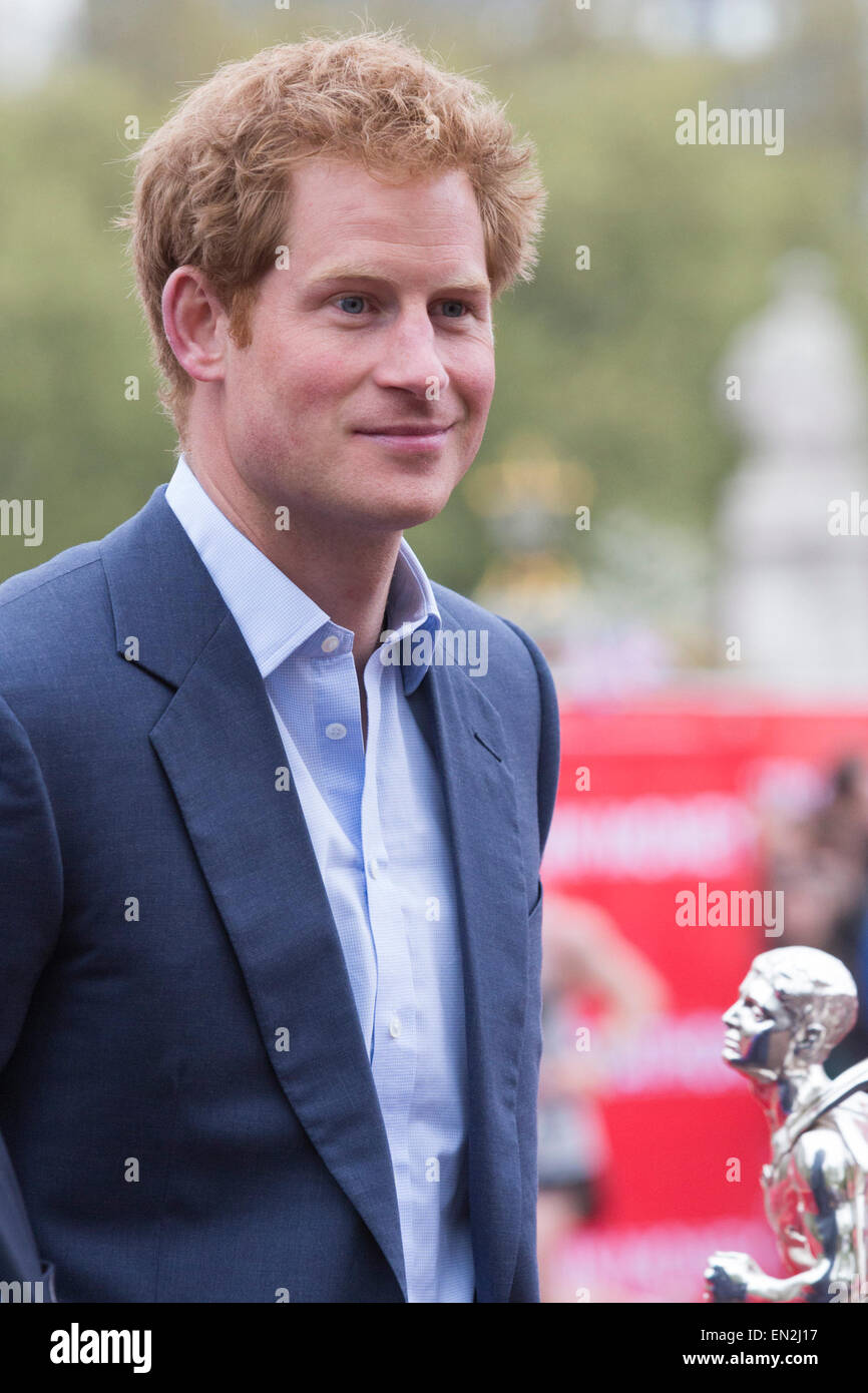 Londra, Regno Unito. Il 26 aprile 2015. S.a.r. il principe Harry alla le cerimonie di premiazione. Soldi VIRGIN LONDON MARATHON finisce al Mall, Londra, Regno Unito. Credito: Nick Savage/Alamy Live News Foto Stock