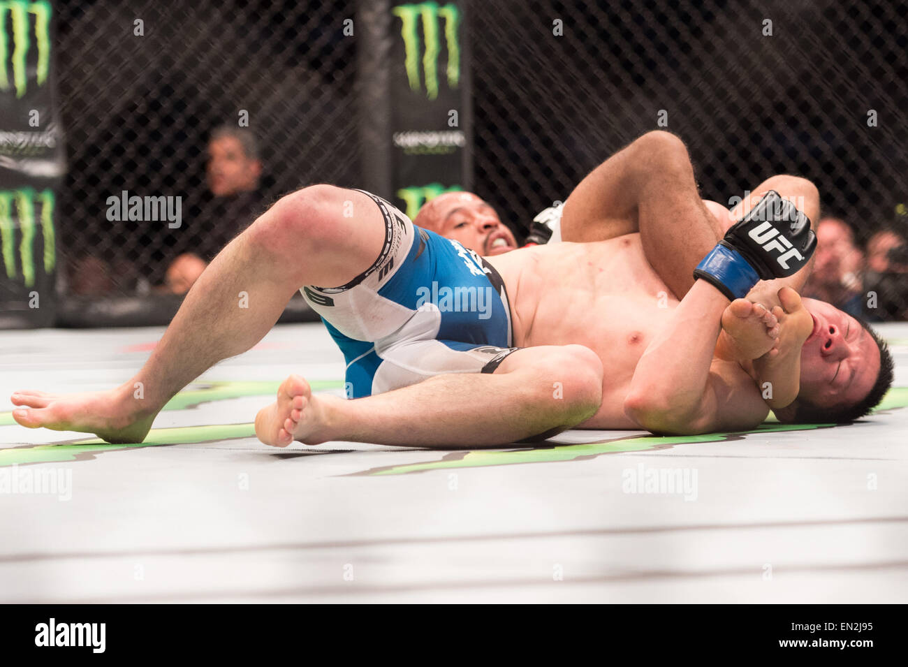 Montreal, Quebec, Canada. Xxv Aprile, 2015. DEMETRIOUS "Mouse "grandi" Johnson finiture HORIGUCHI KYOJI nel secondo finale dei loro cinque round del Campionato Pesi Mosca bout all UFC 186 al centro della Bell a Montreal. © Allan Zilkowsky/ZUMA filo/Alamy Live News Foto Stock