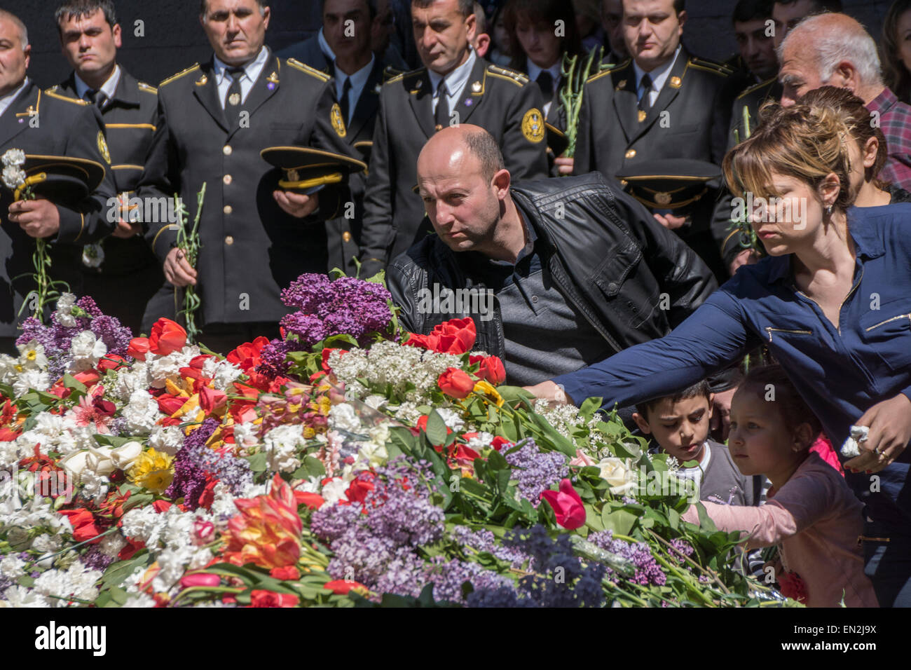 Yerevan, Armenia. Xxv Aprile, 2015. Gli Armeni di posa di fiori in commemorazione al centesimo anniversario del genocidio armeno presso il genocidio del popolo armeno Memorial a Yerevan il 25 aprile 2015. Credito: Dennis Cox/Alamy Live News Foto Stock