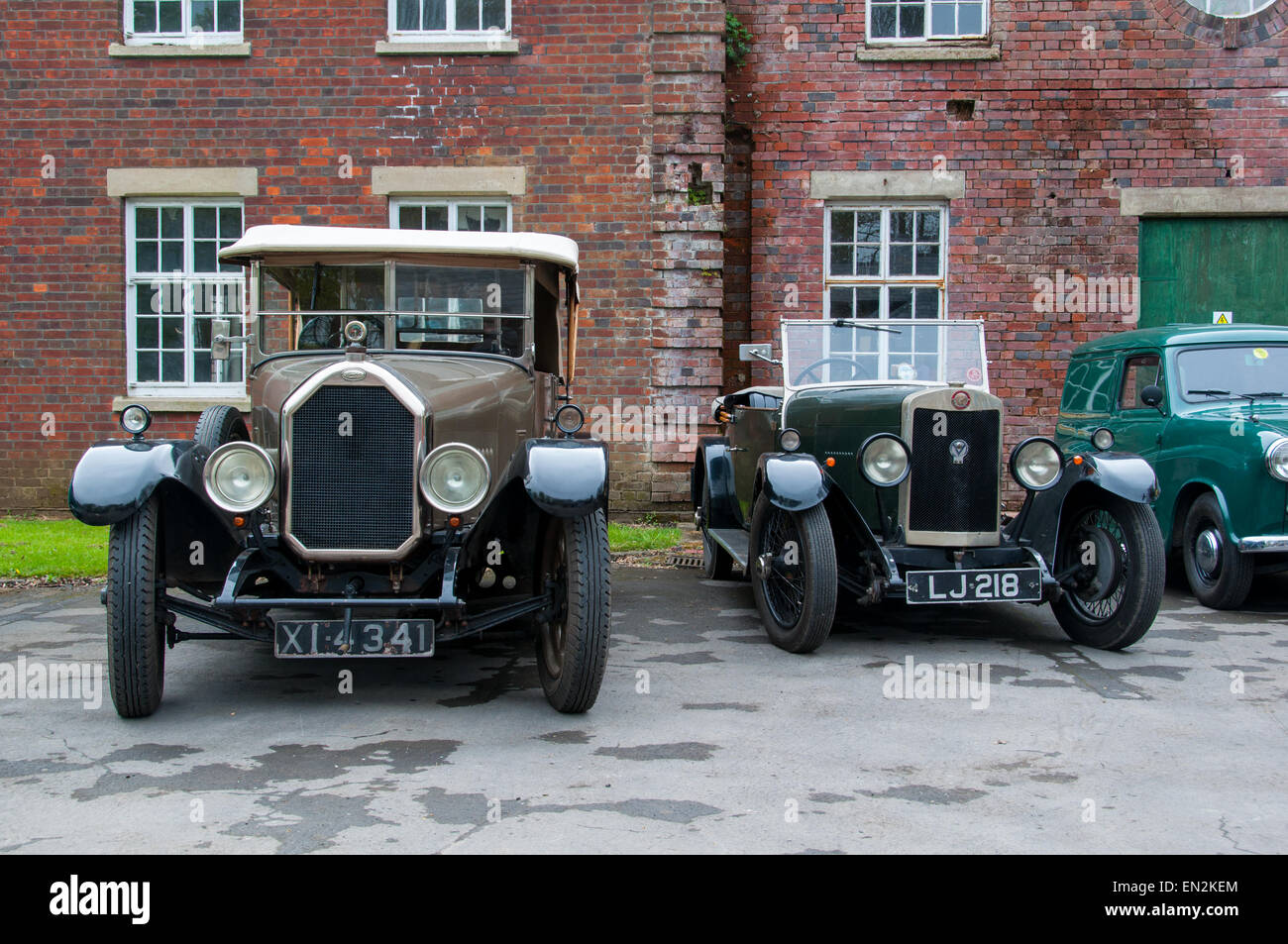 Auto d'epoca alla quinta Domenica Brunch Scramble a Bicester patrimonio, Oxfordshire, Inghilterra Foto Stock