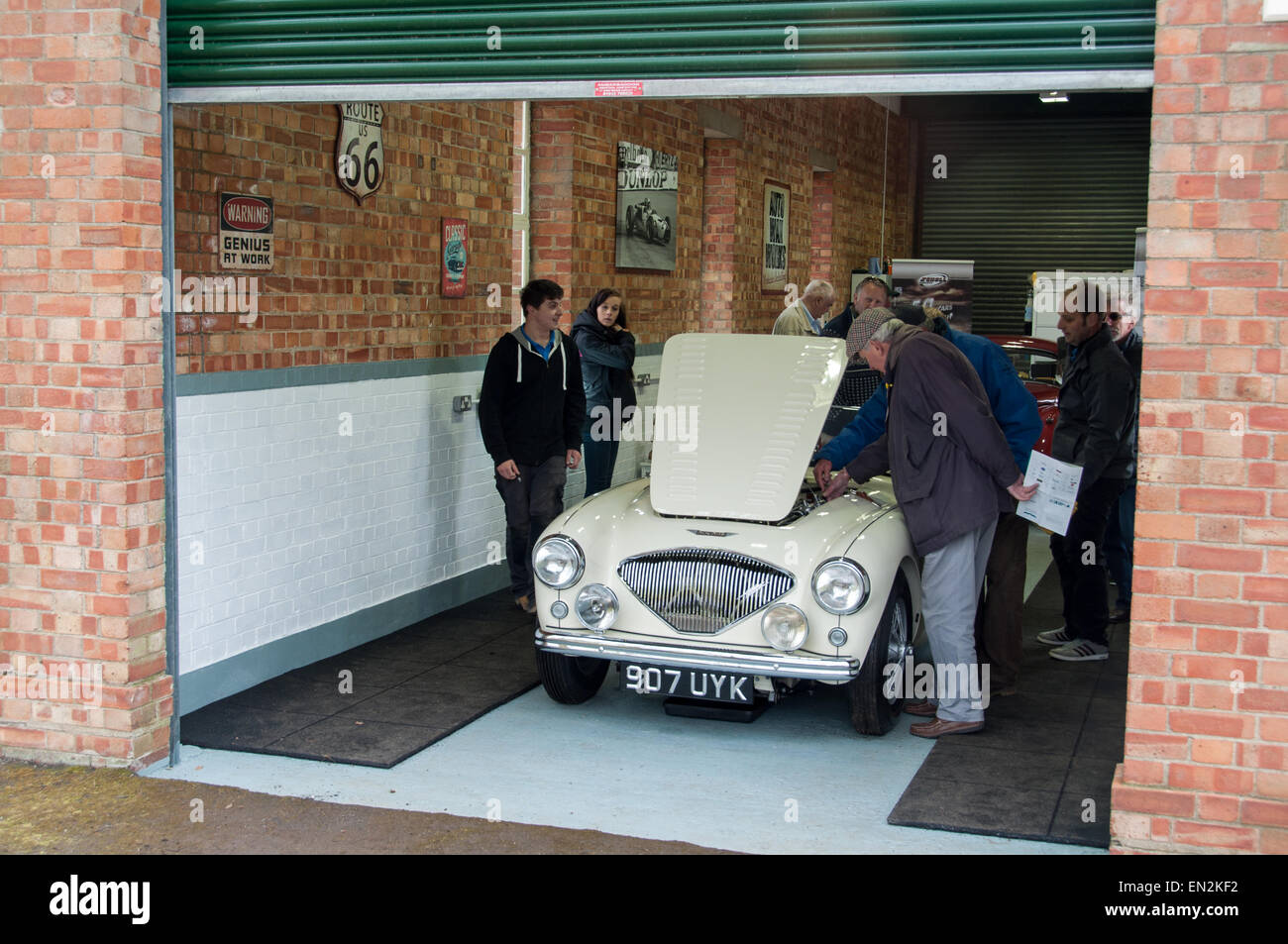 Auto d'epoca alla quinta Domenica Brunch Scramble a Bicester patrimonio, Oxfordshire, Inghilterra Foto Stock