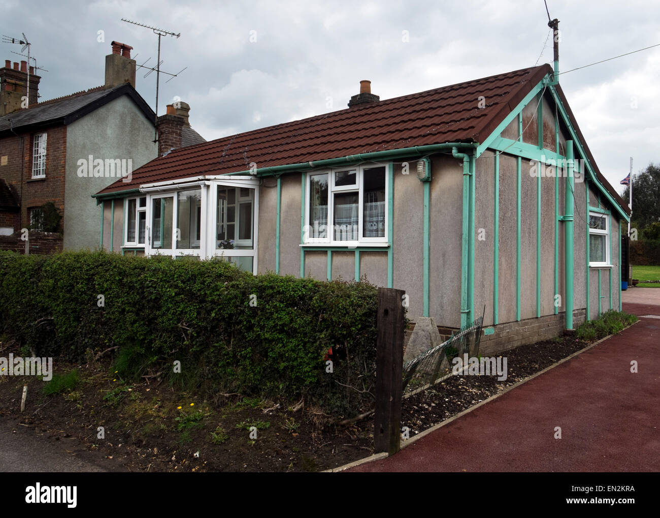 Un post seconda guerra mondiale prefabbricato su un unico piano bungalow viveva ancora oggi nel Buckinghamshire REGNO UNITO Foto Stock