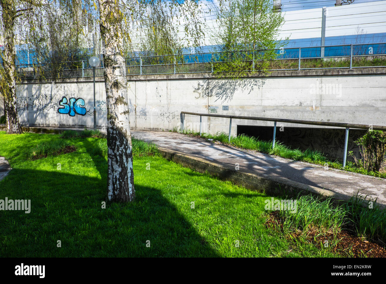 Il paesaggio urbano in primavera con grafitti Foto Stock