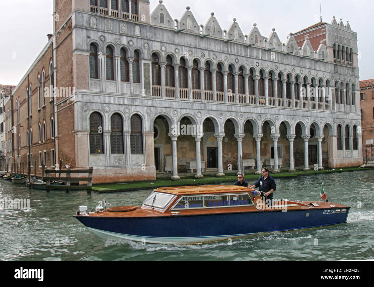 Venezia, Provincia di Venezia, Italia. Il 7 ottobre, 2004. Una barca Sanitrans per trasporto medico passa il Museo di Storia Naturale di Venezia (Museo di Storia Naturale di Venezia) alloggiato nel XIII secolo stile bizantino veneziano palazzo Fondaco dei Turchi, sul Canal Grande. Venezia, un sito Patrimonio Mondiale dell'UNESCO, è una delle più popolari destinazioni turistiche internazionali. © Arnold Drapkin/ZUMA filo/Alamy Live News Foto Stock