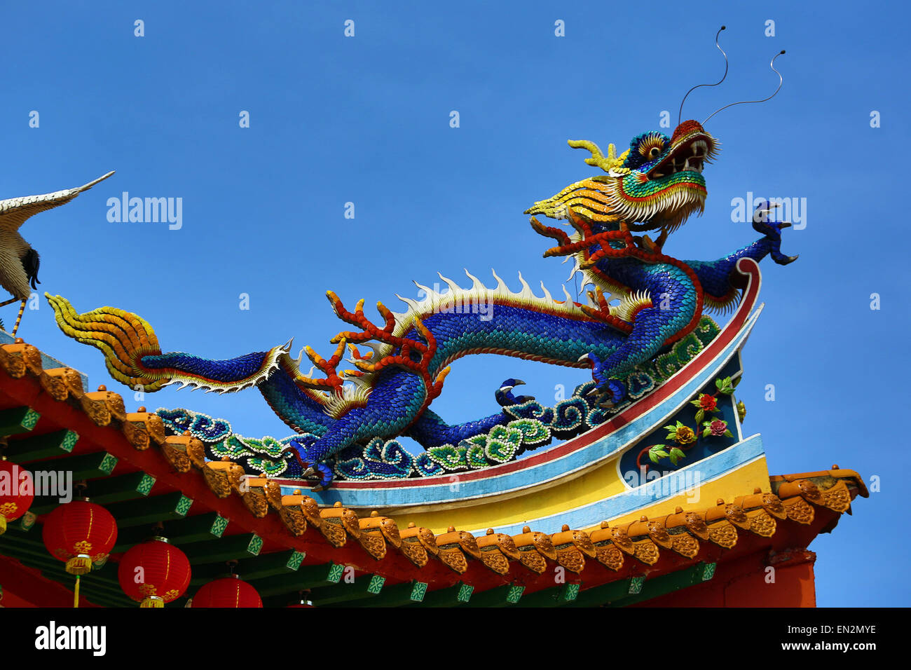 Dragon decorazione del tetto sulla Thean Hou tempio Cinese, Kuala Lumpur, Malesia Foto Stock