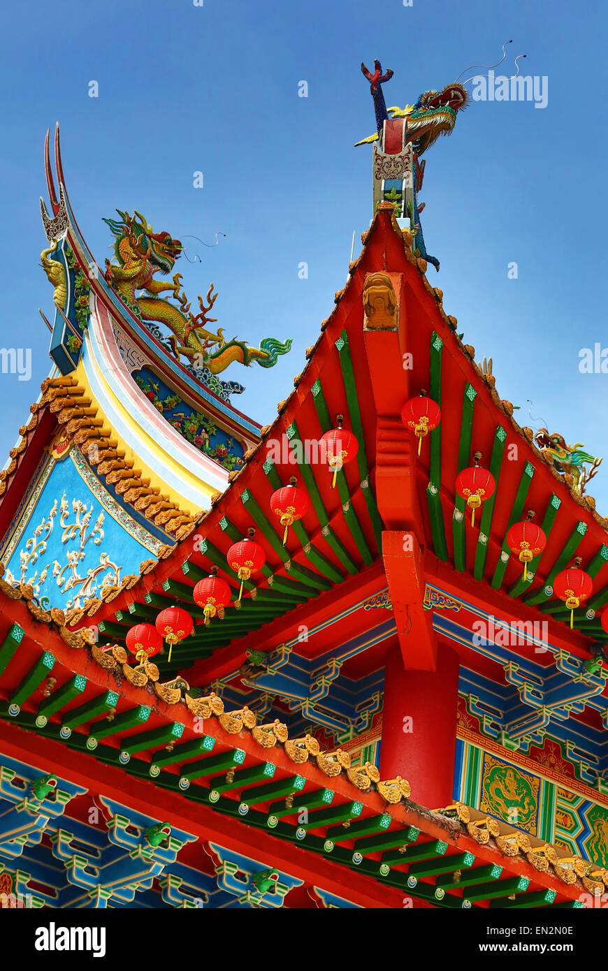 Lanterne rosse e dragon decorazioni del tetto sulla Thean Hou tempio Cinese, Kuala Lumpur, Malesia Foto Stock