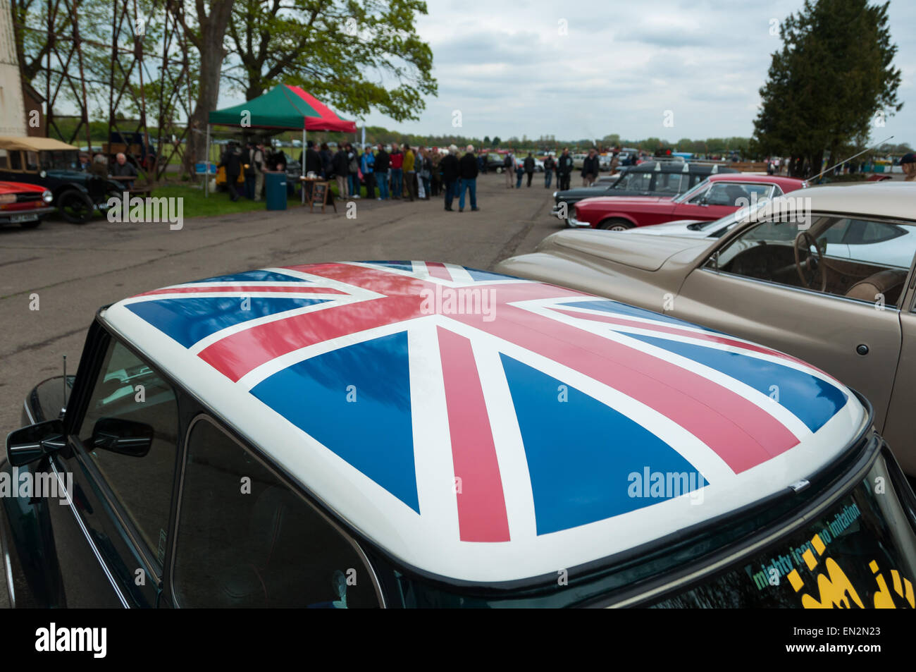Mini Cooper con union jack sul tetto al quinto Brunch Domenicale Scramble a Bicester patrimonio, Oxfordshire, Inghilterra Foto Stock
