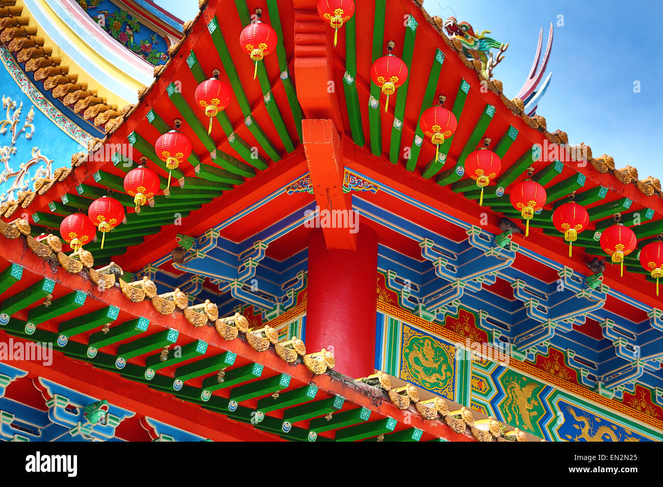 Lanterne rosse e decorazioni del tetto sulla Thean Hou tempio Cinese, Kuala Lumpur, Malesia Foto Stock