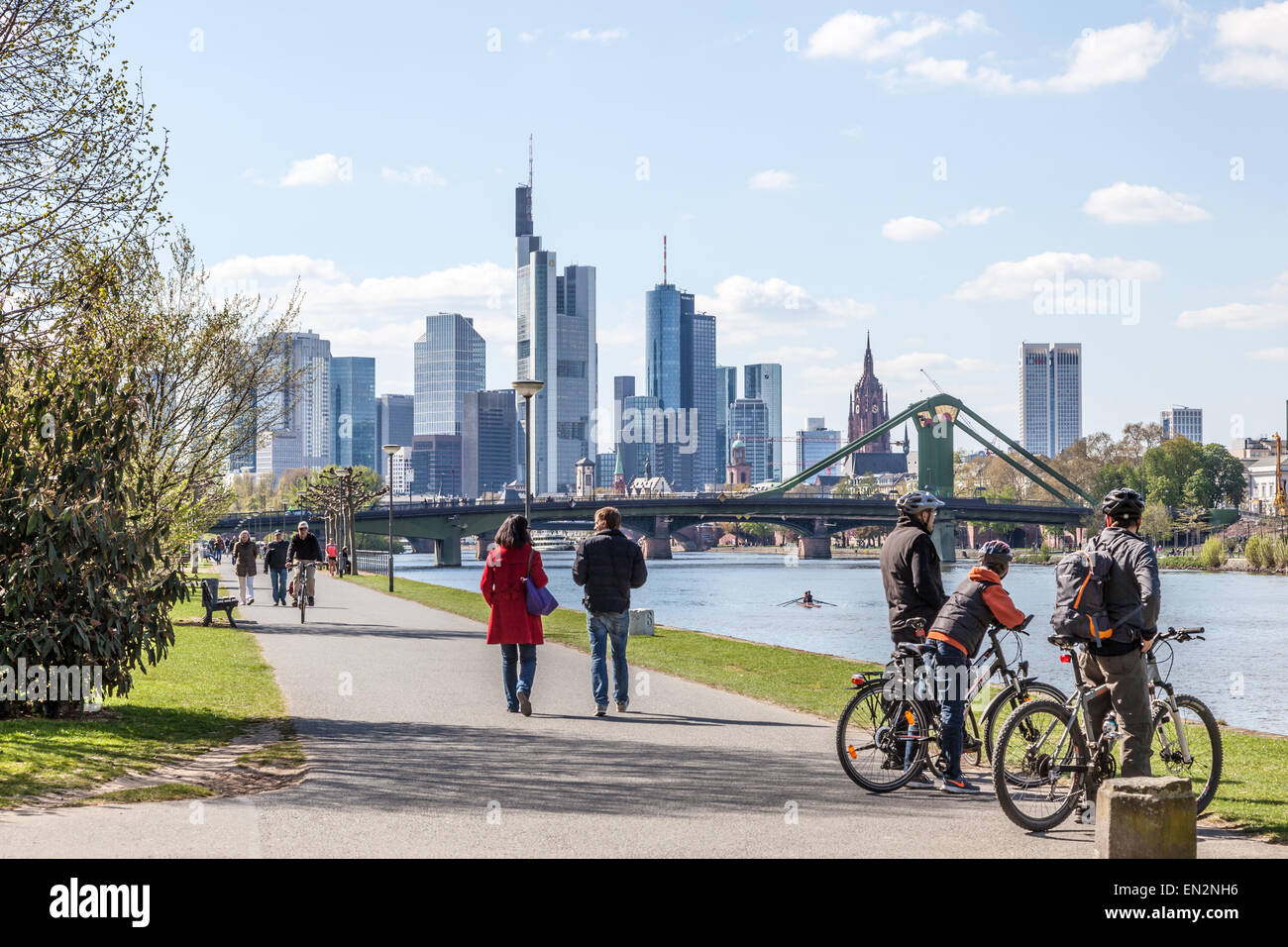 Fiume Main Promenade e la skyline di Francoforte sul Meno nel centro città di Francoforte sul Meno, Germania Foto Stock