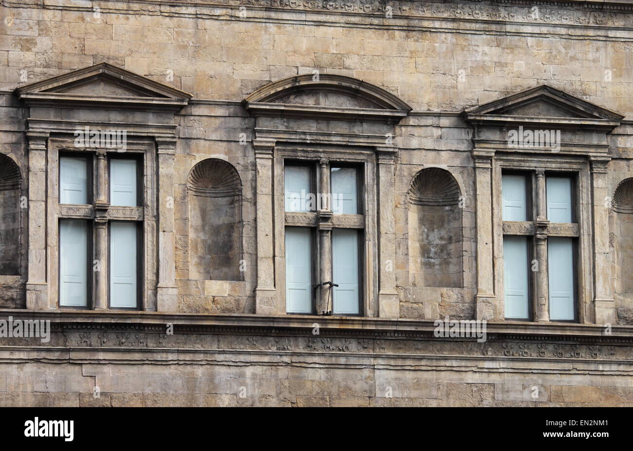 Le finestre chiuse in un palazzo rinascimentale Foto Stock