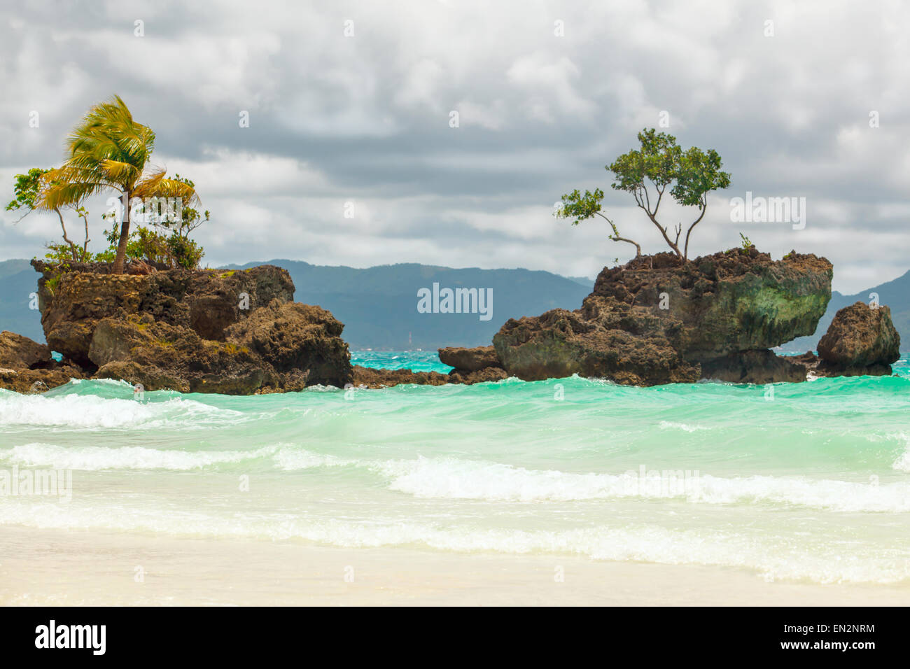 Bella vista sul mare con sullo sfondo il mare blu profondo grande bianco e la spiaggia vicino al blu mare tropicale con grandi nuvole bianche sul cielo blu Foto Stock