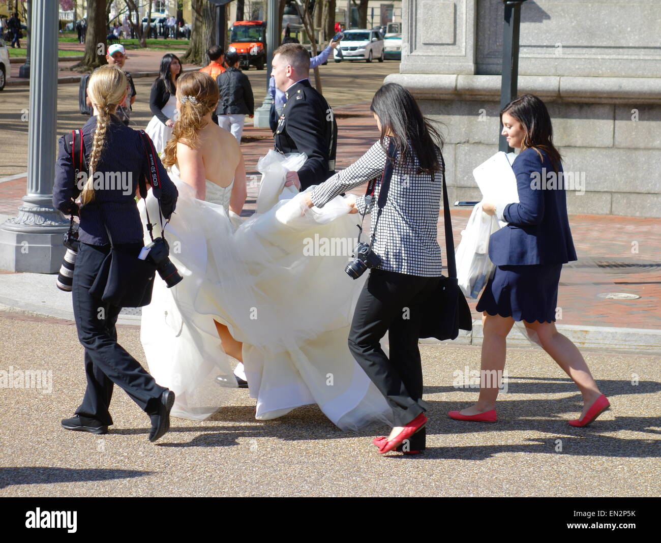 Coppia di novelli sposi a camminare per le strade di Washington DC. Foto Stock