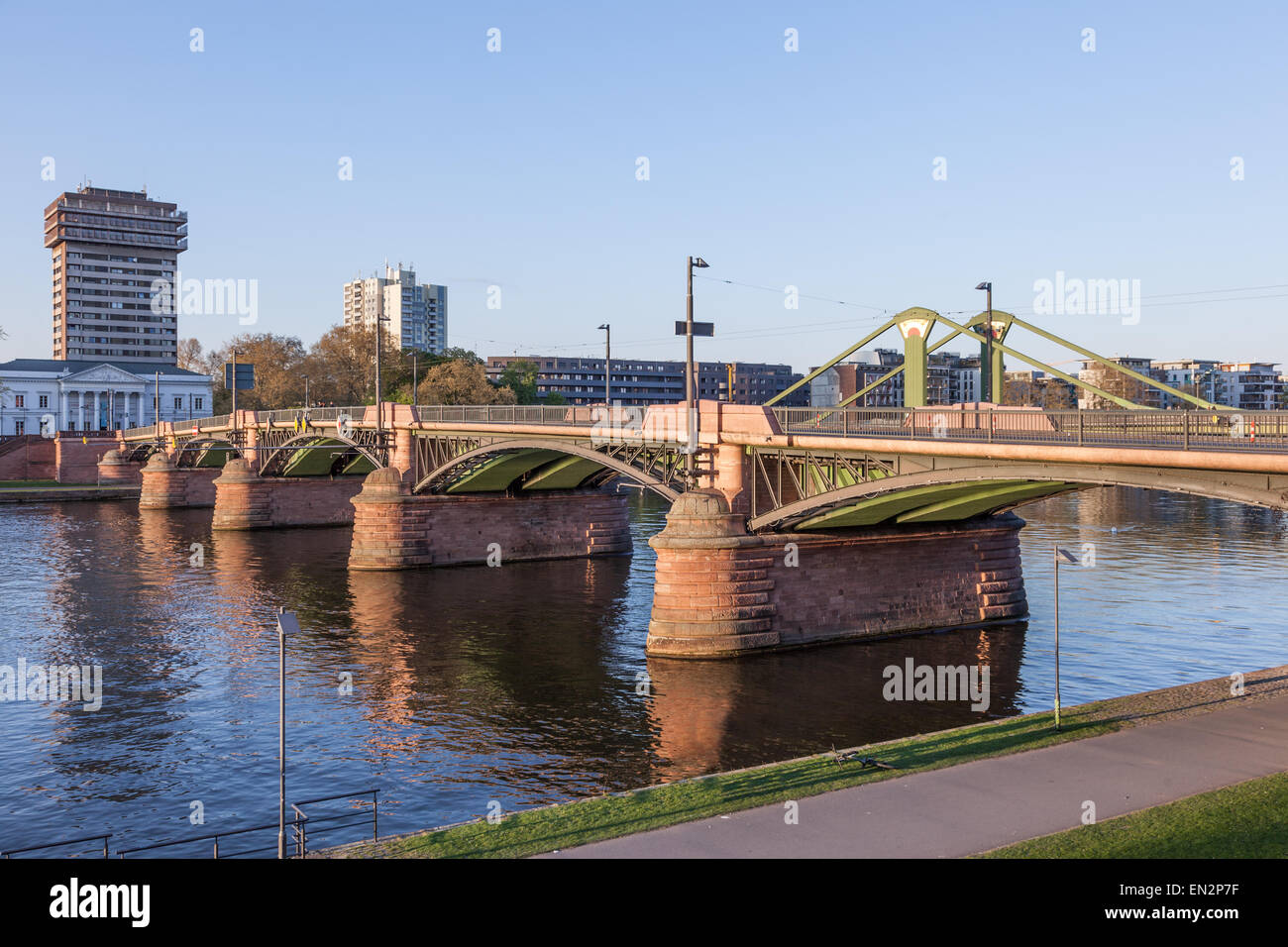 Il Ignatz-Bubis-Bruecke ponte in Francoforte sul Meno, Germania Foto Stock