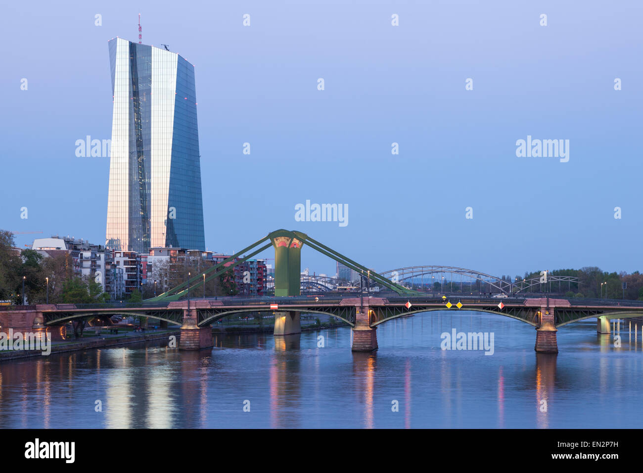 Nuova Banca centrale europea (BCE) edificio e il ponte Floesser a Francoforte Foto Stock