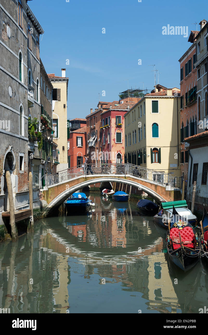 Vista panoramica della tradizionale architettura veneziana con ponte sul tranquillo canale di Venezia Italia Foto Stock